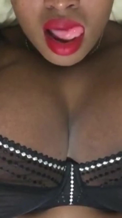 Provocando saltando tremendo minha selfie com peitos grandes