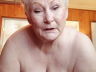 Brutta nonna che mostra la sua figa grassa mentre la strofina con un dildo