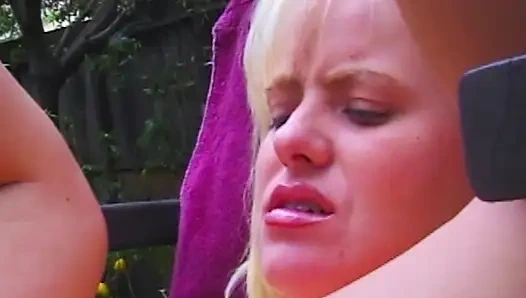 Lesbische Abenteuer im Garten