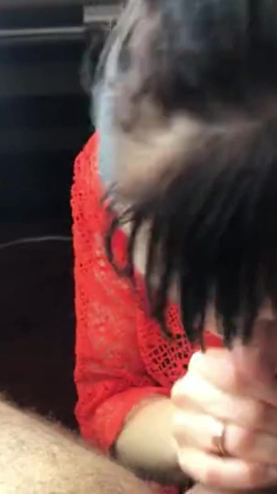 我上班迟到了，但他一直想让我吮吸他坚硬的鸡巴，直到他高潮！ |剪辑 1