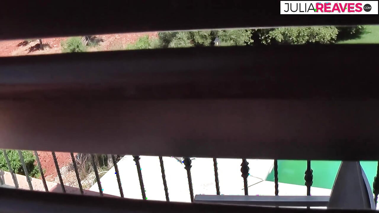 Het perverse stel neukt bij het zwembad van het hotel