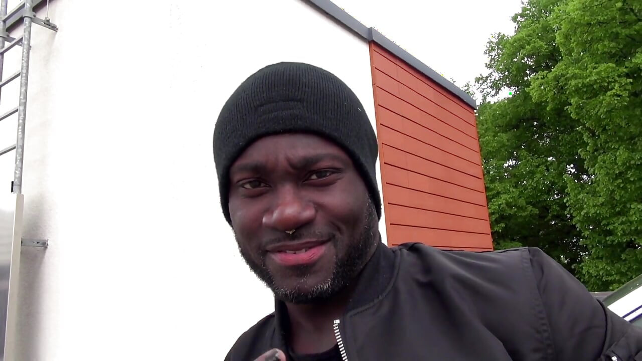 شقراء موشومة مذهلة تتناك في الهواء الطلق من قبل زب أسود كبير