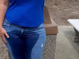 Kvinnan vätar jeans parkerar in