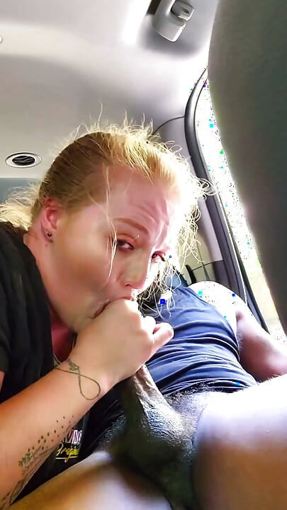 Biała BBW ssie mojego czarnego kutasa, głębokie gardło i połyka całą moją spermę, o kurwa!!