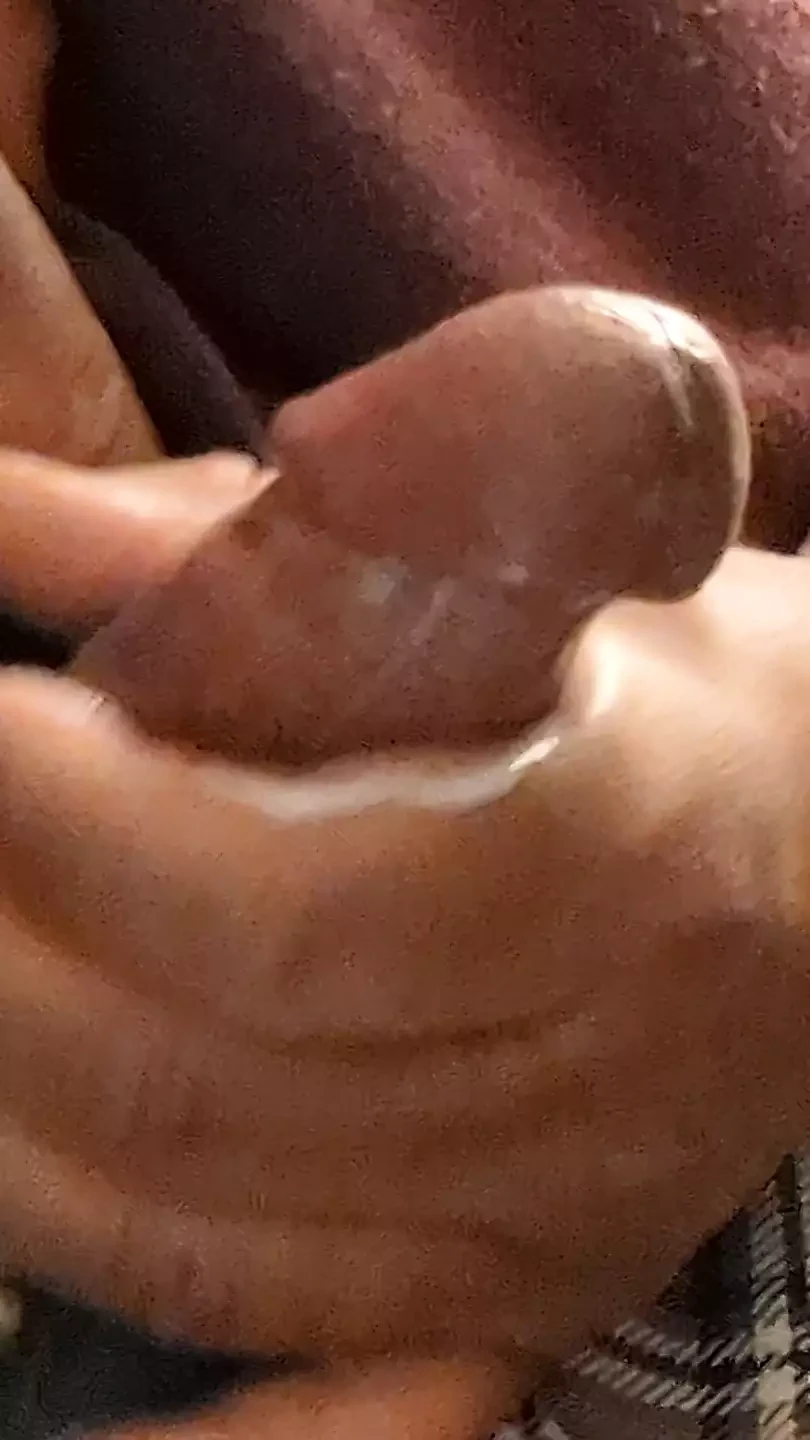 Excitée et seule à la maison