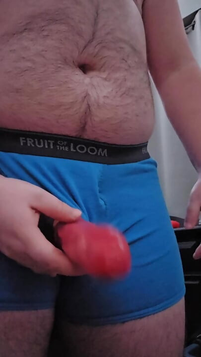 الرجل السمين الرجيج مع الواقي الذكري من خلال فتحة الملابس الداخلية