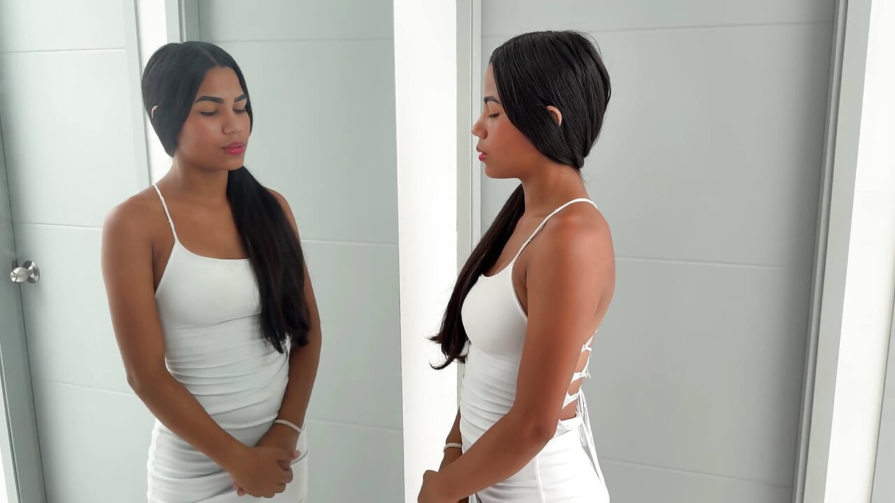 恥ずかしがり屋の若いインド人女性が初めて処女を失い、結局すべての精液がきつい膣に入ってしまう