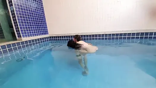 Экстремальный контроль под водой - идеальная задница сквиртует