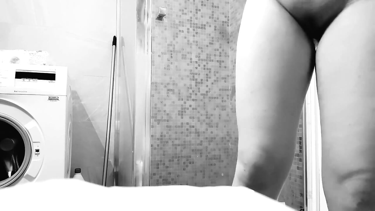 teen is filmed how she shave pussy and do shower, free