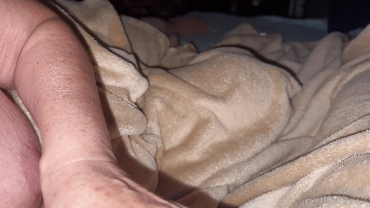 Estoy jugando con mi madrastra debajo de la manta