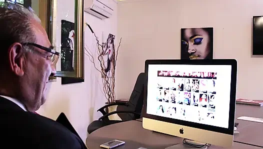 Omg! Горячую Горничную-брюнетку Трахает Мужик С Большим Членом В Отпуске - Страсть У Бассейна!