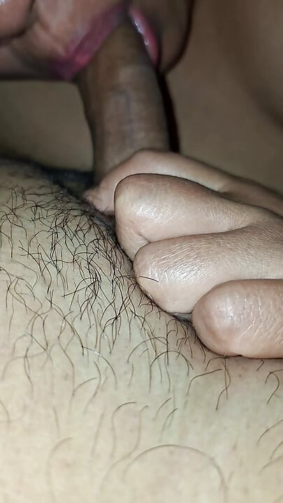 Eu amo fazê-lo oral até que ele acabe cavalgando em seu pênis rico