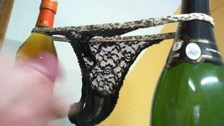 String-Tanga-Höschen wichsen, schmutziges Sperma abspritzen