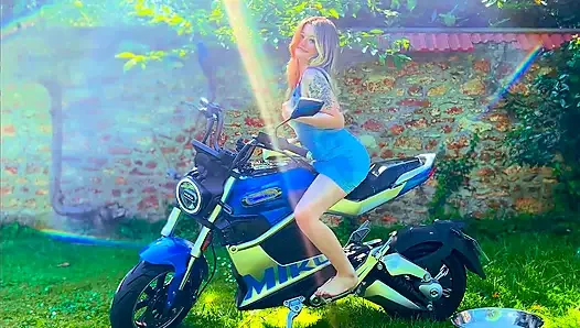 Motosikletli amcık ıslak azdırıyor ve orgazm oluyor