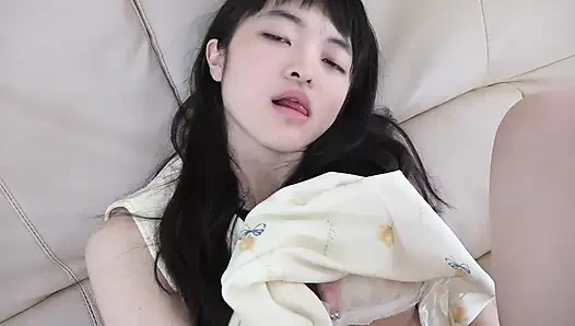 Gadis remaja jepang dengan tubuh mungil amatir dientot sampai dicrot di dalam