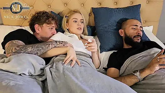 Ayo kita diam! Ayah tiriku nggak tahu - dia crot di dalam memekku