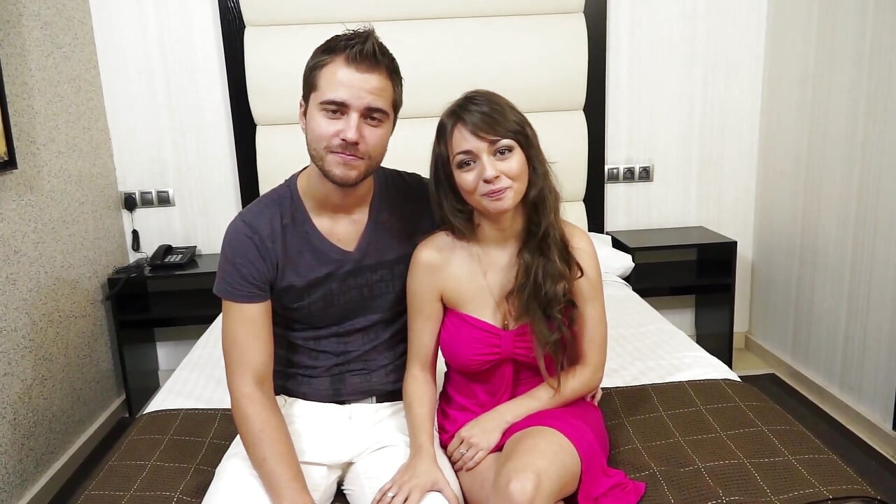 Futând-o tare în fața camerei