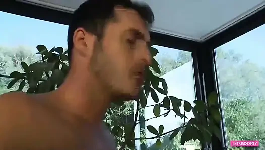 Olağanüstü sarışın bebek kalın yarağa sert biniyor