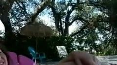 Caliente morena puma en tacones fumando y pajeando junto a la piscina