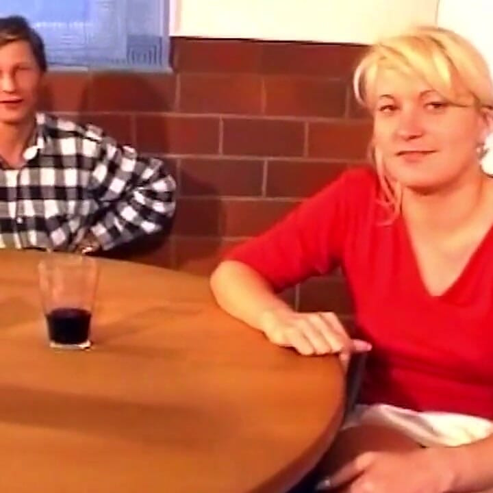 Olgun sarışın fışkırtma patlamasına kadar kasenin üzerinde parmaklanıyor