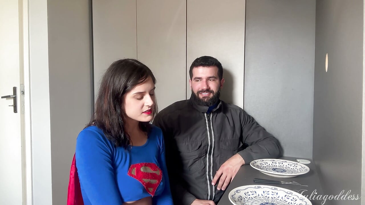 Supergirl wird mit Leidenschaft superfickt