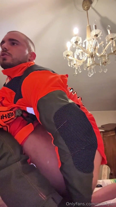 Tyler Blake Hivis iş kıyafeti, kas esnek, dildo oyunu, viteste mastürbasyon yapıyor. | Klip 1