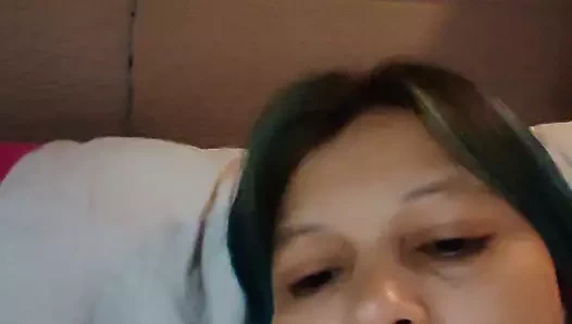 Lusi masturbiert vor anderen männern vor der webcam, während ihre ehefrau