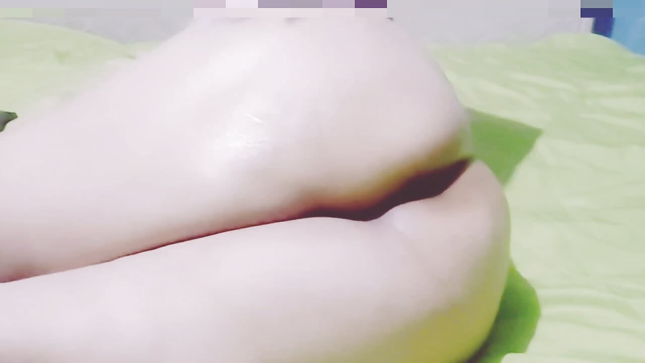 Hot slut uses giant 50cm dildo in the ass