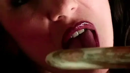 Sinnliche Solo-Masturbation einer heißen Brünetten