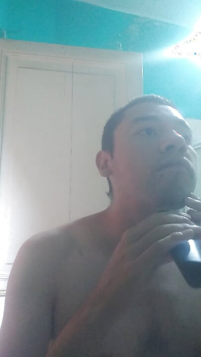 Hombre se lava la cara