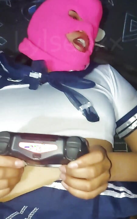 Si jalang Otaku seronok dikongkek semasa bermain permainan video