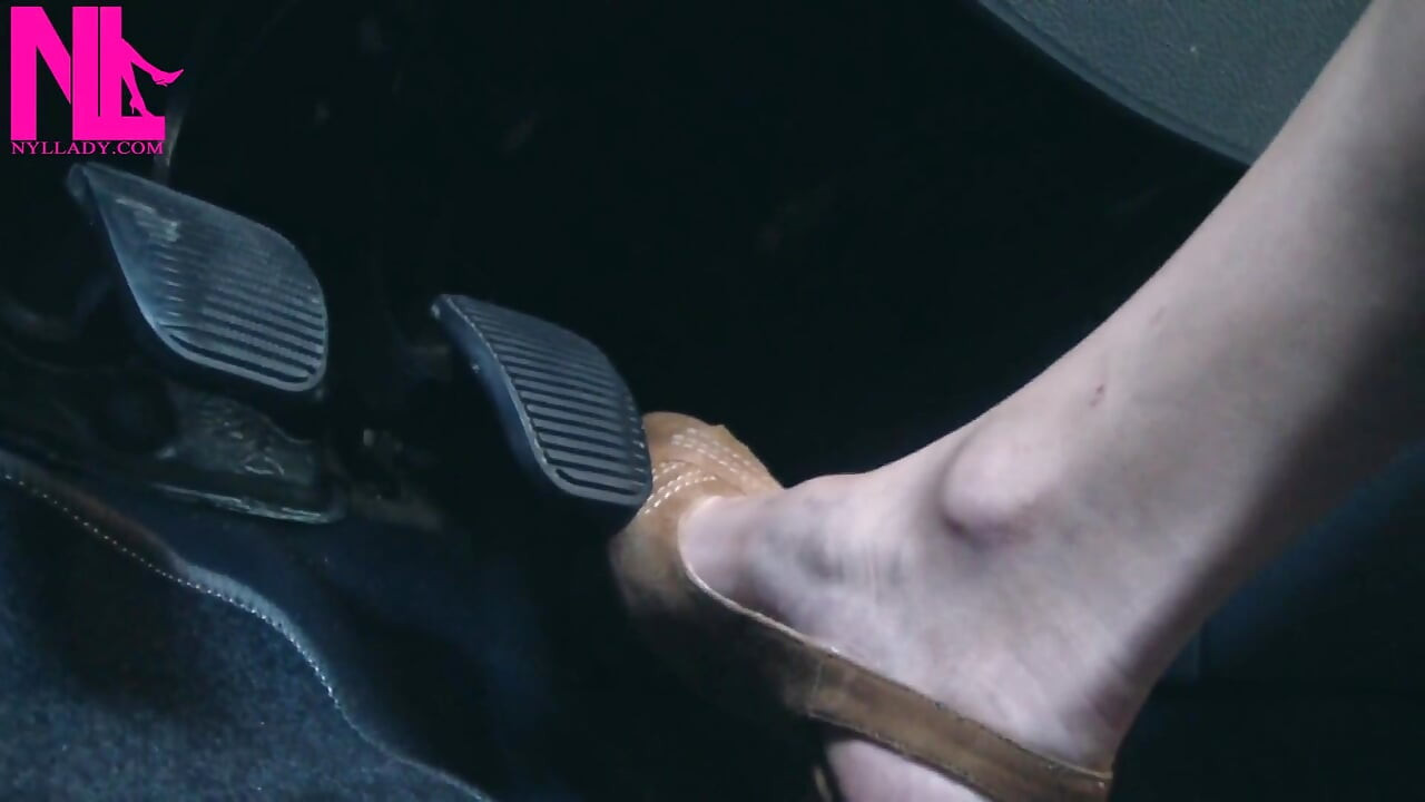 Revving i jazda w jasnobrązowych sandałach peeptoe