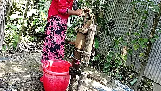 Köy üvey kız kardeşimi dışarıda banyo yaparken siktim.