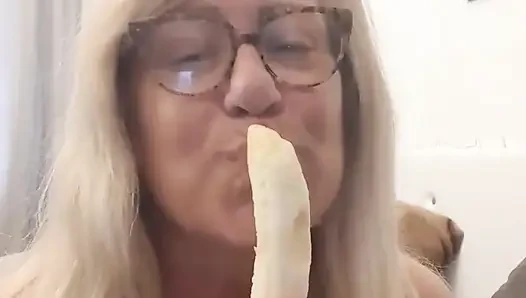 Fina masukin pisang ke dalam memeknya. Cewek sange ini lagi asik masturbasi memeknya sampai dia keenakan!