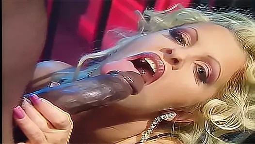 Sarışın orta yaşlı seksi kadın baskın sevgilisinden derin anal seks yapıyor