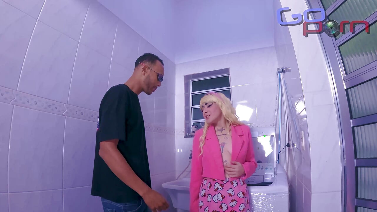 男は後ろから来て、洗濯機の上でイケメンを抱く