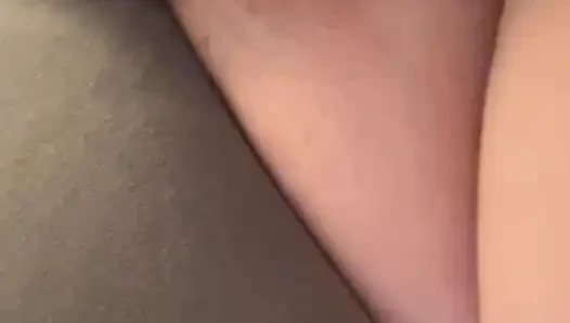 İri güzel kadın şişman amcık beni genişleten kalın dildo sağıyor.