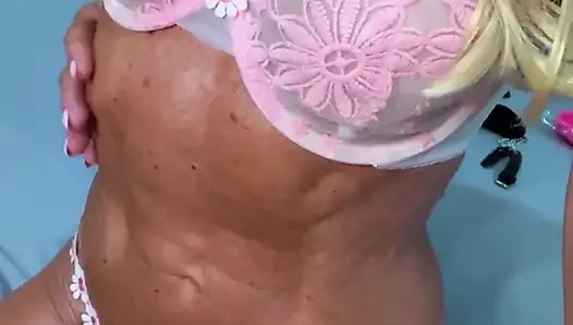 Rosa Barbie-milf Spreizt Ihre Beine Und Bringt Dich Zum Kommen