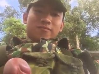 Süßes asiatisches junges Militär zeigt seinen abgeschnittenen Schwanz vor der Kamera (18 '')