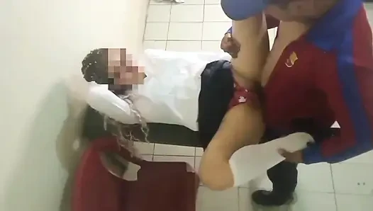 Ürpertici ve gerçek bir kız öğrenci sınıfın ortasında matematik öğretmeniyle götünü sikiyor