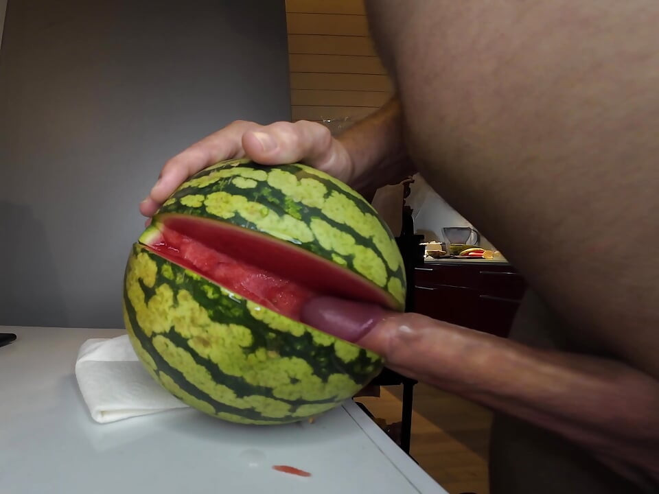 Futând un pepene verde virgin