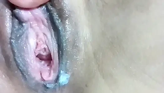 Смотри мое видео! Мастурбирующей шлюшке нужны большие дилдо
