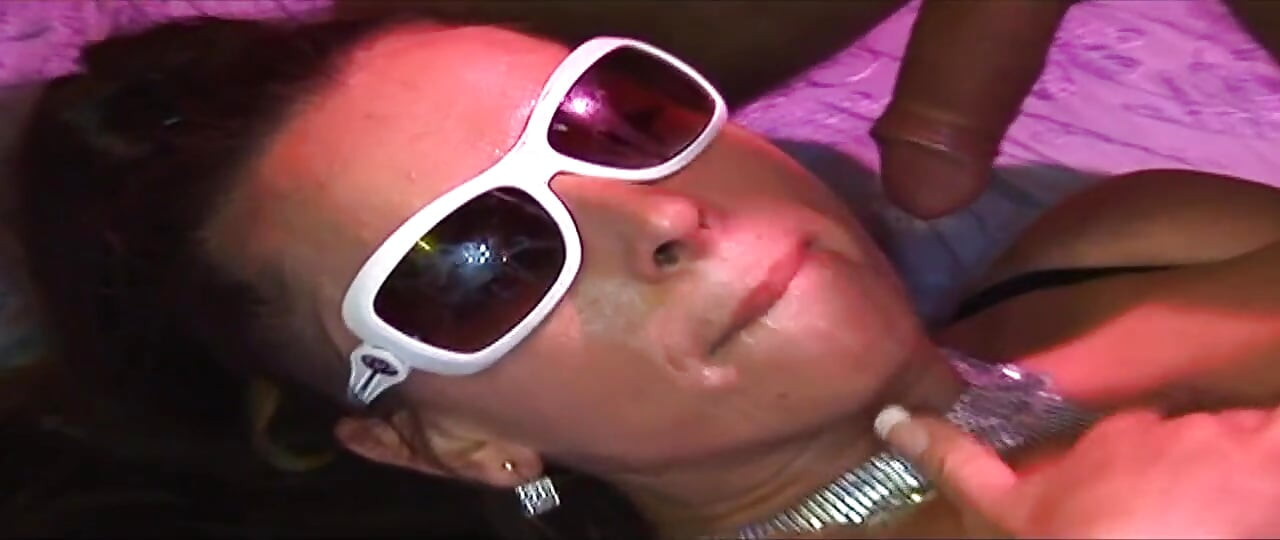 Une MILF en latex se fait baiser par plusieurs bites dans un gangbang