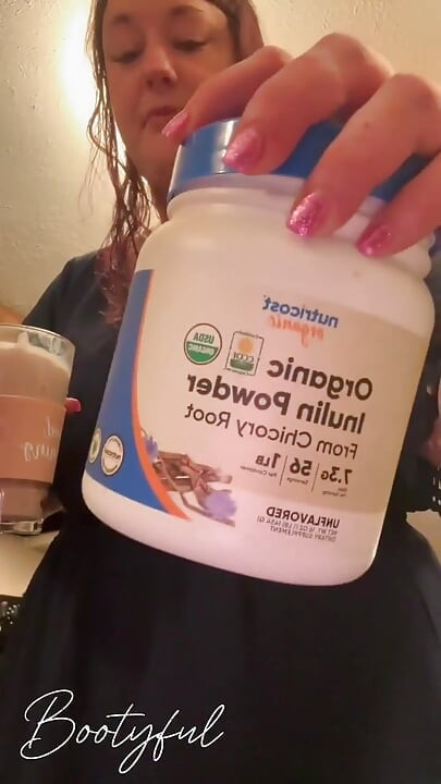 Začarovaná kompilace prdů bbw nafouklá po přejídání, pak bareass a legíny výbuch plynu s Bella Blast