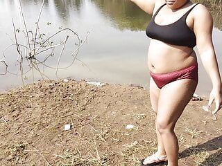 Hotgirl21 村里的性感印度嫂子在森林河流中沐浴。