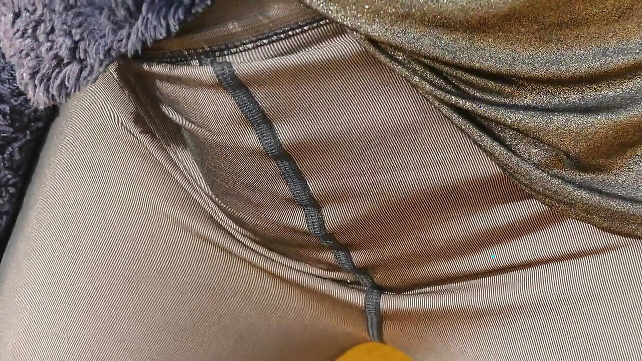 Masturbacja zabawy analnej i pieprzenia palcami z bliska na zewnątrz w rajstopach i szpilkach