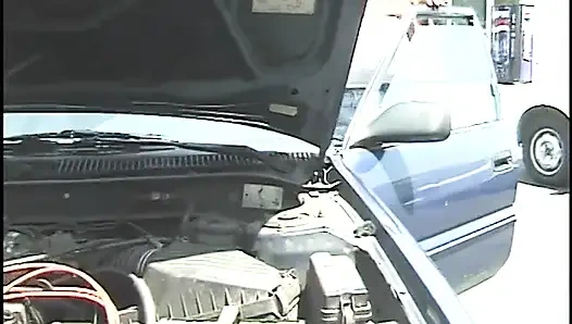 Pelacur kulit hitam punya cukup daging untuk dientot habis-habisan di gangbang berat ini