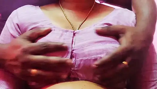 Desi indische milf stiefmutter hilft ihrem stiefsohn beim sex.