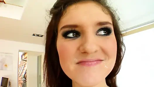 Возбужденная юная шлюшка соблазняет два твердых члена перед тем, как умоляет о грубом двойном анальном долбежке