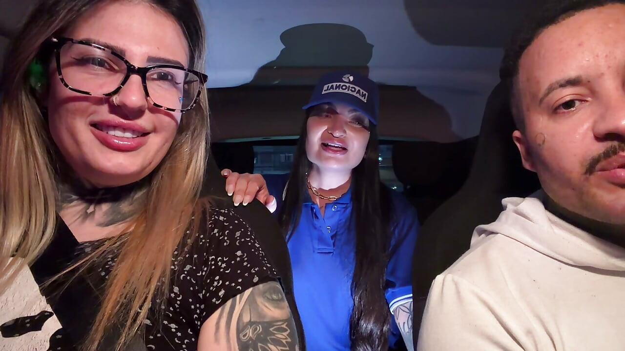 Frenstista gik med til at give sin fisse og steg ind i bilen, og da hun tog sin bluse af, blev vi overraskede, og da hun rakte tungen ud